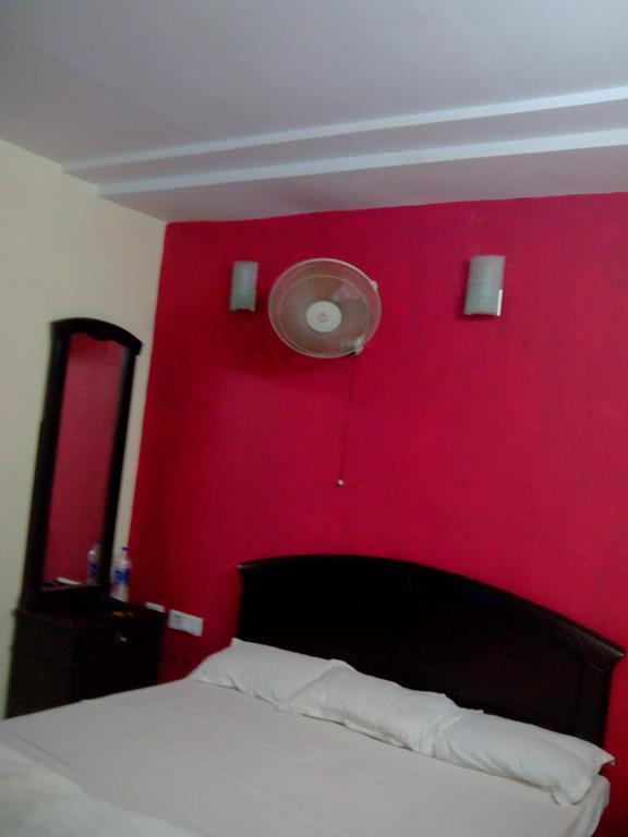 Hotel Rest Inn Lucknow Zimmer foto